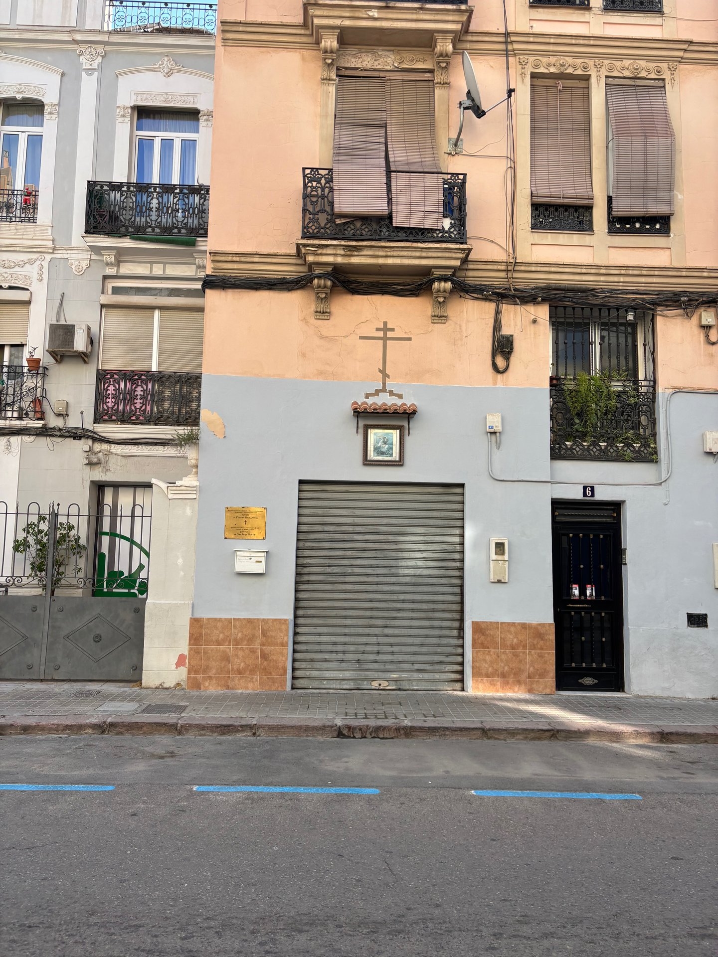 Фасад русского православного храма святого Георгия на улице Норте, 6 в Валенсии — крест и икона над входом