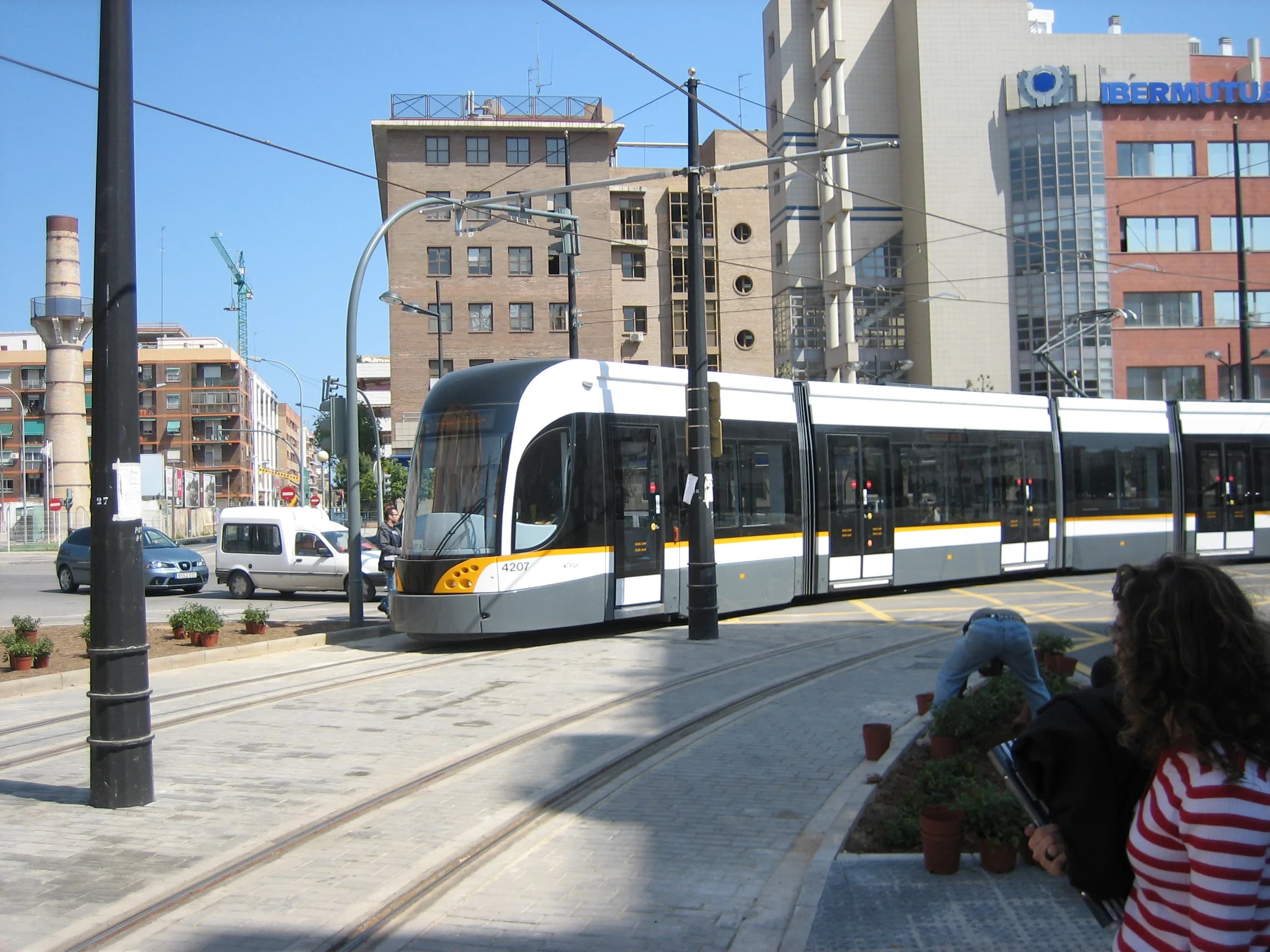 Поезд Metrovalencia и пассажиры на станции València, где действуют льготы на транспорт до июня 2026