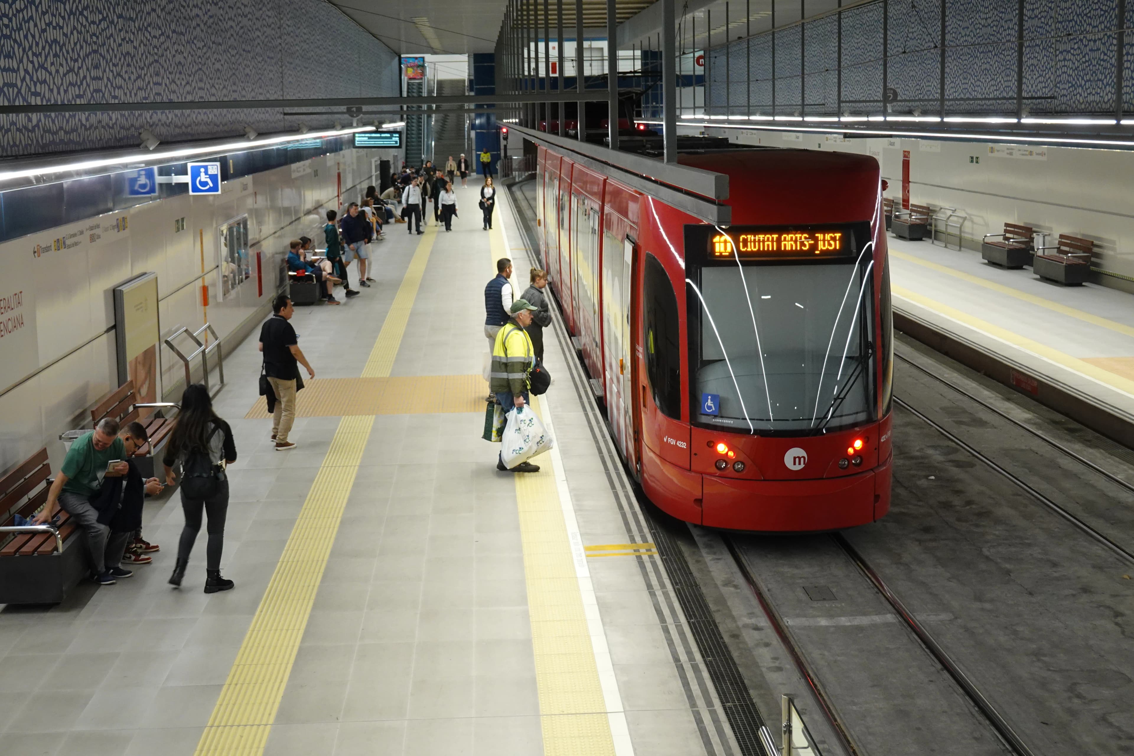 Поезд Metrovalencia на станции в València во время обычного городского движения